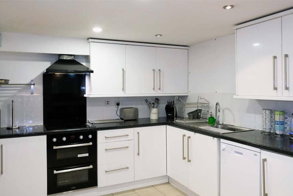 Seymour Townhouse By Serviced Living Liverpool Exterior photo