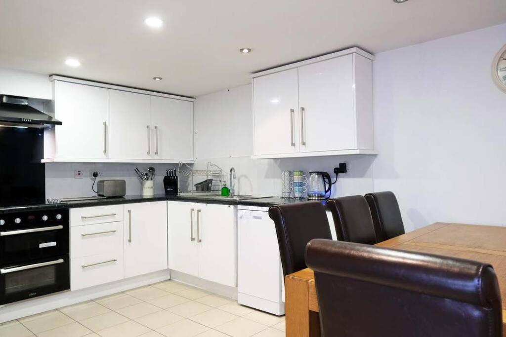Seymour Townhouse By Serviced Living Liverpool Exterior photo